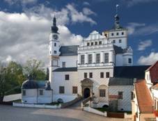 https://upload.wikimedia.org/wikipedia/commons/thumb/9/94/Zamek_pce_2.jpg/800px-Zamek_pce_2.jpg