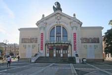 https://upload.wikimedia.org/wikipedia/commons/thumb/6/6a/M%C4%9Bstsk%C3%A9_divadlo%2C_n%C3%A1m._Republiky_50%2C_Pardubice_2.JPG/1024px-M%C4%9Bstsk%C3%A9_divadlo%2C_n%C3%A1m._Republiky_50%2C_Pardubice_2.JPG