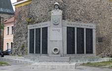 Pardubice, n�m�st� Republiky, zvonice, pomn�k.jpg