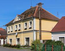 https://upload.wikimedia.org/wikipedia/commons/thumb/e/e6/Koz%C3%A1rovice%2C_road_to_Zalu%C5%BEany.jpg/1920px-Koz%C3%A1rovice%2C_road_to_Zalu%C5%BEany.jpg