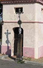 https://upload.wikimedia.org/wikipedia/commons/thumb/7/78/Louka_%28okres_P%C3%ADsek%29%2C_kapli%C4%8Dka.JPG/800px-Louka_%28okres_P%C3%ADsek%29%2C_kapli%C4%8Dka.JPG