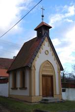 https://upload.wikimedia.org/wikipedia/commons/thumb/e/ec/Podol%C3%AD_I._Okres_P%C3%ADsek._Kaple_v_obci_z_roku_1970._.%282%29.jpg/800px-Podol%C3%AD_I._Okres_P%C3%ADsek._Kaple_v_obci_z_roku_1970._.%282%29.jpg