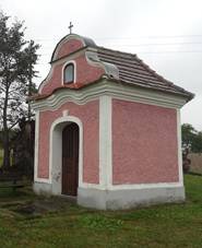 https://upload.wikimedia.org/wikipedia/commons/thumb/b/b7/Kyjov%2C_kaple_u_Kyjova_a_torzo_Kyjovsk%C3%A9_l%C3%ADpy_od_jv%2C_1.jpg/1024px-Kyjov%2C_kaple_u_Kyjova_a_torzo_Kyjovsk%C3%A9_l%C3%ADpy_od_jv%2C_1.jpg