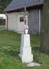 https://upload.wikimedia.org/wikipedia/commons/thumb/b/b6/K%C5%99%C3%AD%C5%BE_na_rozcest%C3%AD_v_Borovnu_%28Q66054421%29_02.jpg/1024px-K%C5%99%C3%AD%C5%BE_na_rozcest%C3%AD_v_Borovnu_%28Q66054421%29_02.jpg