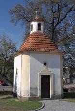 https://upload.wikimedia.org/wikipedia/commons/thumb/1/14/Kaple_v_Bozkove.jpg/1024px-Kaple_v_Bozkove.jpg