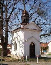 https://upload.wikimedia.org/wikipedia/commons/thumb/a/aa/Kaple_v_%C4%8Cernic%C3%ADch_na_Selsk%C3%A9_n%C3%A1vsi_%28Q66055126%29.jpg/1024px-Kaple_v_%C4%8Cernic%C3%ADch_na_Selsk%C3%A9_n%C3%A1vsi_%28Q66055126%29.jpg