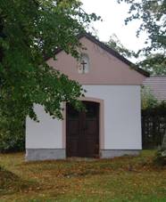 https://upload.wikimedia.org/wikipedia/commons/thumb/5/5a/Drahkov%2C_kaple2.jpg/1280px-Drahkov%2C_kaple2.jpg