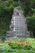 https://upload.wikimedia.org/wikipedia/commons/thumb/8/89/Drahkov%2C_pomn%C3%ADk_padl%C3%BDm.jpg/800px-Drahkov%2C_pomn%C3%ADk_padl%C3%BDm.jpg