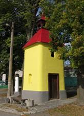 https://upload.wikimedia.org/wikipedia/commons/4/4f/Lu%C4%8Di%C5%A1t%C4%9B%2C_zvonice_a_k%C5%99%C3%AD%C5%BE.jpg
