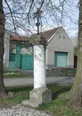 https://upload.wikimedia.org/wikipedia/commons/thumb/a/aa/K%C5%99%C3%AD%C5%BE_v_Lu%C4%8Di%C5%A1ti_u_kaple_%28Q66054090%29.jpg/1024px-K%C5%99%C3%AD%C5%BE_v_Lu%C4%8Di%C5%A1ti_u_kaple_%28Q66054090%29.jpg
