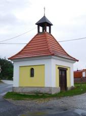 https://upload.wikimedia.org/wikipedia/commons/thumb/6/66/Prisov_kaplicka.jpg/800px-Prisov_kaplicka.jpg