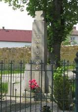 https://upload.wikimedia.org/wikipedia/commons/thumb/9/99/Pomn%C3%ADk_padl%C3%BDm_v_P%C5%99%C3%AD%C5%A1ov%C4%9B_%28Q66054764%29_01.jpg/1024px-Pomn%C3%ADk_padl%C3%BDm_v_P%C5%99%C3%AD%C5%A1ov%C4%9B_%28Q66054764%29_01.jpg