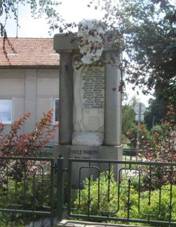 https://upload.wikimedia.org/wikipedia/commons/thumb/8/81/Pomn%C3%ADk_padl%C3%BDm_v_%C3%9Atu%C5%A1ic%C3%ADch_%28Q66052030%29.jpg/1024px-Pomn%C3%ADk_padl%C3%BDm_v_%C3%9Atu%C5%A1ic%C3%ADch_%28Q66052030%29.jpg