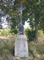 https://upload.wikimedia.org/wikipedia/commons/thumb/2/24/K%C5%99%C3%AD%C5%BE_nad_%C5%BDichlicemi_u_k%C5%99i%C5%BEovatky.jpg/800px-K%C5%99%C3%AD%C5%BE_nad_%C5%BDichlicemi_u_k%C5%99i%C5%BEovatky.jpg