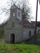 https://upload.wikimedia.org/wikipedia/commons/thumb/d/d1/Mukod%C4%9Bly_kaple.JPG/1024px-Mukod%C4%9Bly_kaple.JPG