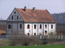 https://upload.wikimedia.org/wikipedia/commons/thumb/b/bb/Mukod%C4%9Bly_ml%C3%BDn.JPG/1024px-Mukod%C4%9Bly_ml%C3%BDn.JPG