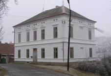https://upload.wikimedia.org/wikipedia/commons/thumb/9/9e/Sob%C4%9Bchleby_%C5%A1kola.JPG/1024px-Sob%C4%9Bchleby_%C5%A1kola.JPG