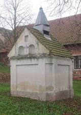 https://upload.wikimedia.org/wikipedia/commons/thumb/3/39/Stachov_kaple.JPG/1024px-Stachov_kaple.JPG