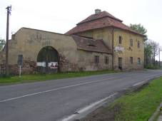 https://upload.wikimedia.org/wikipedia/commons/thumb/e/e2/Strojetice_hostinec.JPG/1024px-Strojetice_hostinec.JPG