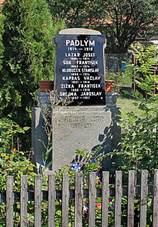 https://upload.wikimedia.org/wikipedia/commons/thumb/2/25/Dymokury%2C_%C4%8Cern%C3%A1_Hora%2C_memorial.jpg/1024px-Dymokury%2C_%C4%8Cern%C3%A1_Hora%2C_memorial.jpg