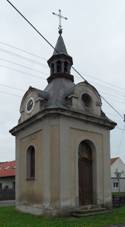 https://upload.wikimedia.org/wikipedia/commons/thumb/9/93/Kostomlatky_A._KapleBocne.jpg/800px-Kostomlatky_A._KapleBocne.jpg