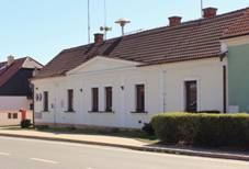 https://upload.wikimedia.org/wikipedia/commons/thumb/2/27/Kovanice%2C_municipal_office.jpg/1024px-Kovanice%2C_municipal_office.jpg