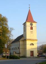 https://upload.wikimedia.org/wikipedia/commons/thumb/0/0a/Katolick%C3%BD_kostel.jpg/800px-Katolick%C3%BD_kostel.jpg