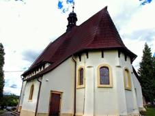 https://upload.wikimedia.org/wikipedia/commons/thumb/0/01/Mcely%2C_kostel_sv._V%C3%A1clava.jpg/800px-Mcely%2C_kostel_sv._V%C3%A1clava.jpg