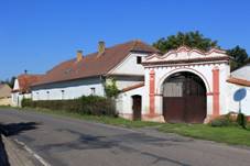https://upload.wikimedia.org/wikipedia/commons/thumb/2/29/Net%C5%99ebice%2C_old_farm.jpg/1024px-Net%C5%99ebice%2C_old_farm.jpg