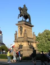 https://upload.wikimedia.org/wikipedia/commons/thumb/9/93/George_of_Pod%C4%9Bbrady_Sq_monument.jpg/1024px-George_of_Pod%C4%9Bbrady_Sq_monument.jpg