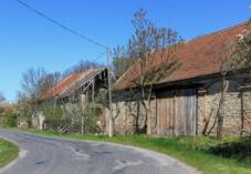 https://upload.wikimedia.org/wikipedia/commons/thumb/2/28/Ok%C5%99%C3%ADnek%2C_Srbce%2C_road_to_Vrbice.jpg/1024px-Ok%C5%99%C3%ADnek%2C_Srbce%2C_road_to_Vrbice.jpg
