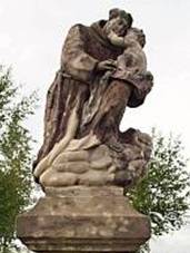 Svat� Anton�n takto vypadal je�t� p�edt�m, ne� byl odesl�n restaur�tor�m. V ��jnu mu m�sto najde nov� m�sto. 