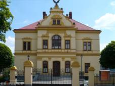 http://www.krasnecesko.cz/foto/o30624-1-Sokolovna-Policka.jpg