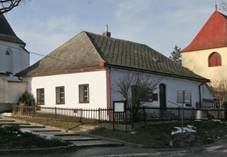 M�stsk� d�m - domek hrobn�ka (Poli�ka).JPG