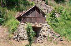 Doln� Lhota (Svojanov), k�� a skl�pek.jpg