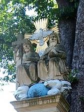 https://upload.wikimedia.org/wikipedia/commons/thumb/6/6b/Rohozn%C3%A1_%28SY%29%2C_Nejsv%C4%9Bt%C4%9Bj%C5%A1%C3%AD_Trojice.jpg/800px-Rohozn%C3%A1_%28SY%29%2C_Nejsv%C4%9Bt%C4%9Bj%C5%A1%C3%AD_Trojice.jpg