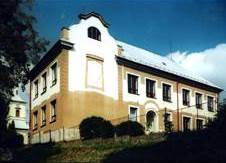 Hlavn� �koln� budova s reli�fem Komensk�ho byla otev�ena r.1910