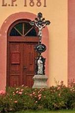 https://upload.wikimedia.org/wikipedia/commons/thumb/c/ca/Chlumany_-_kaple.jpg/1280px-Chlumany_-_kaple.jpg