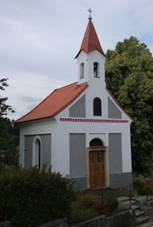 https://upload.wikimedia.org/wikipedia/commons/thumb/0/03/Putkov%2C_kaple_%281%29.jpg/800px-Putkov%2C_kaple_%281%29.jpg