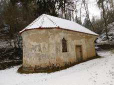 Kaple Bo��ho hrobu u kostela svat�ho Kili�na u Davle (Q104875056).jpg