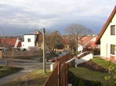Hostiva�, Chalupnick�, pohled ke kostelu.jpg