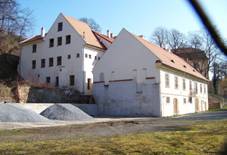 Libe�, budovy z�meck�ho pivovaru, p�es plot.jpg