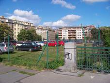 Vr�ovick�, parkovi�t� u Petrohradsk�.jpg