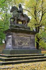 https://upload.wikimedia.org/wikipedia/commons/thumb/a/a6/Pevnost_Vy%C5%A1ehrad_-_Sv._V%C3%A1clav.jpg/800px-Pevnost_Vy%C5%A1ehrad_-_Sv._V%C3%A1clav.jpg