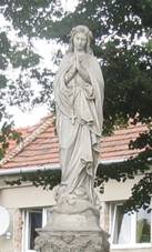 https://upload.wikimedia.org/wikipedia/commons/1/12/Iva%C5%88_%28PV%29%2C_socha_Panny_Marie.jpg