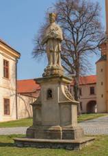 https://upload.wikimedia.org/wikipedia/commons/c/c9/Socha_svat%C3%A9ho_Jana_Nepomuck%C3%A9ho_v_Nezamyslic%C3%ADch_p%C5%99ed_kostelem_%28Q72739568%29_01.jpg
