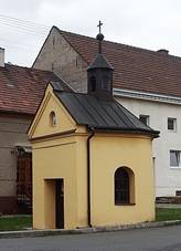 https://upload.wikimedia.org/wikipedia/commons/thumb/3/3c/Vinary_%28P%C5%99erov%29%2C_kaple_z_19._stol.jpg/1024px-Vinary_%28P%C5%99erov%29%2C_kaple_z_19._stol.jpg
