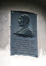 https://upload.wikimedia.org/wikipedia/commons/thumb/7/7f/Vinary_%28P%C5%99erov%29%2C_%C4%8D._p._26%2C_pam%C4%9Btn%C3%AD_deska.jpg/800px-Vinary_%28P%C5%99erov%29%2C_%C4%8D._p._26%2C_pam%C4%9Btn%C3%AD_deska.jpg