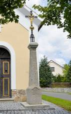 Wayside cross by chapel in �mel�ny 01.jpg
