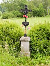 Wayside cross by Ma�ovick� rybn�k (pond) 01.jpg